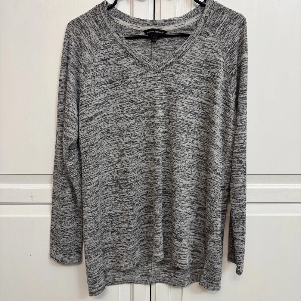 Banana Republic Heathered Gray V-Neck Top size M.